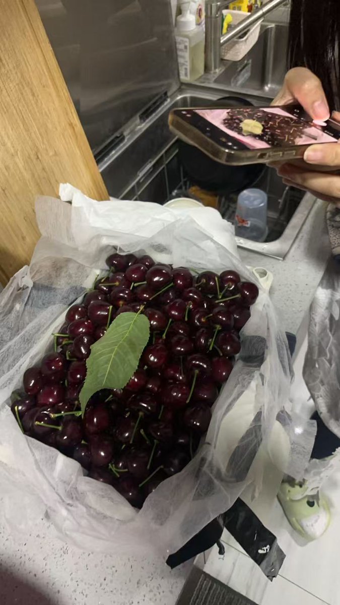 收到了粉丝送的大樱桃，开心的不得了