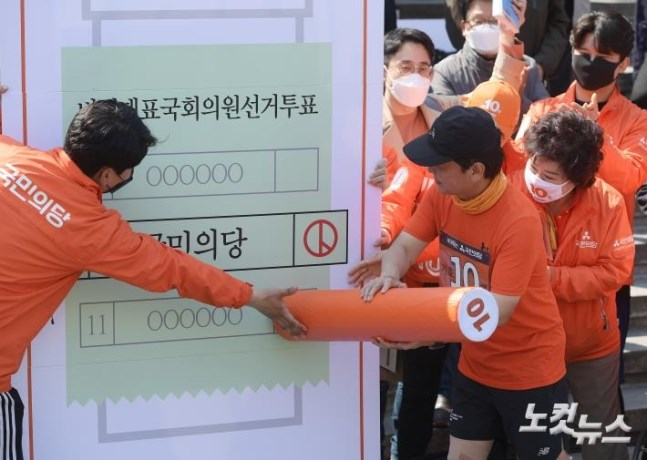 5년 전 이 형님은 400km를 달려 광화문에 도착해 11번 친박신당에 투표했다. 

배가 찢어지게 웃었다. 난 살면서 이 형님보다 재밌는 사람을 본 적이 없다.