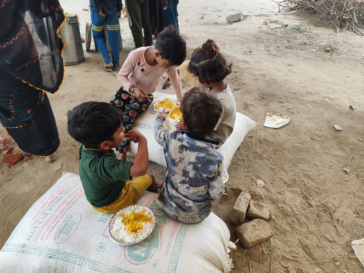 NationalOrgani3's tweet photo. A warm meal can bring more than just comfort—it brings hope, dignity, and care.

Each plate served is a reminder that no one is forgotten.
Together, we fill not just stomachs, but hearts as well.

#ServingHope #KindnessInAction #FoodForAll #NationalNGO #CommunityCare https://t.co/PByFqD0XFh