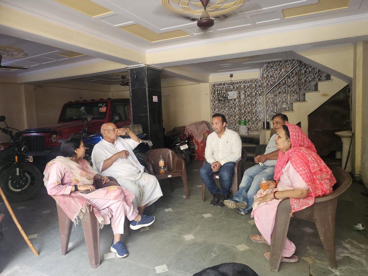 MahiDedha's tweet photo. अपने वॉर्ड नं-193 कोंडली को विकसित बनाने की दिशा में आज जी.डी. कॉलोनी B ब्लॉक में गलियों के निर्माण कार्य की शुरुआत की। बहुत जल्द सभी गलियाँ बनकर तैयार होंगी।

यह कार्य क्षेत्रवासियों को बेहतर बुनियादी सुविधाएँ उपलब्ध कराने की दिशा में एक महत्वपूर्ण कदम है।

#deplopement #dolar https://t.co/6EKiGcCdca