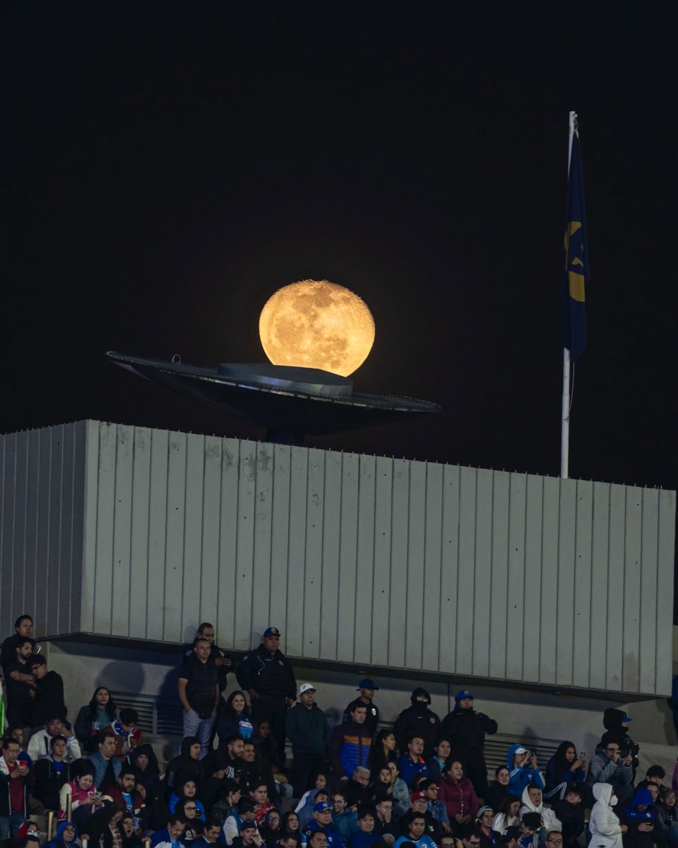 LigaBBVAMX's tweet photo. La luna se dejó ver en Ciudad Universitaria y nos regaló esta gran postal para cerrar los primeros encuentros de la #Jornada16. ⚽️🌕

#Clausura2025 #LaLigaDeLaAfición https://t.co/SBv8CAWtkH