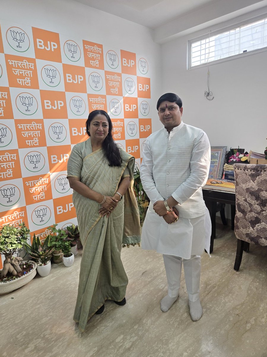 AshuPandit01234's tweet photo. दिल्ली की यशस्वी मुख्यमंत्री श्रीमती  रेखा गुप्ता जी के साथ उनके आवास पर शिष्टाचार मुलाकात कर बधाई दी !  @bjp4delhi @bjp4indiaकड़ी से कड़ी जोड़ते जाओ तो जंजीर बन जाती है,
मेहनत पे मेहनत करते जाओ तो तकदीर बन जाती है... https://t.co/N2WkEc2YwO
