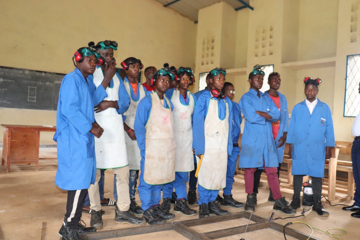 BurundiEco's tweet photo. Le Centre d'Enseignement des Métiers (#CEM) de #Rushubi porte ses fruits
Le @MENRS4 et la @Banquemondiale ont visité les réalisations du #PACEJ ce 14 avril 2025 en commune d'#Isare, province de #Bujumbura. #Burundi https://t.co/FodMGgCL99