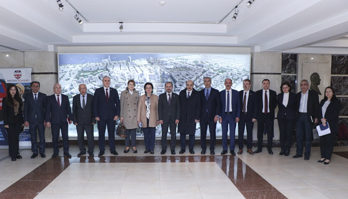 YildizEdu's tweet photo. YTÜ & AzMİU'dan akademik iş birliği!

Yıldız Teknik Üniversitesi, Azerbaycan Mimarlık ve İnşaat Üniversitesi (AzMİU) ile akademik iş birliğine imza attı.

AzMİU Rektörü Prof. Dr. Gülcehra Memmedova, Türkiye’nin önde gelen teknik üniversiteleri YTÜ, İTÜ ve GTÜ üst yönetimiyle bir araya geldi. 

YTÜ Rektörümüz Prof. Dr. Eyüp Debik, Eğitim Öğretim Rektör Yardımcımız Prof. Dr. Vatan Karakaya, Rektör Başdanışmanımız Prof. Dr. Özer Çınar’ın katıldığı görüşmelerde, lisans, yüksek lisans ve doktora düzeyinde yürütülecek ortak çalışmalar detaylı şekilde ele alındı.

İşte YTÜ ve AzMİU iş birliğinin detayları:

✨ Çift Diploma Programı 
Mimarlık ve Çevre Mühendisliği alanlarında, yüksek lisans düzeyinde çift diploma fırsatı!

🔬 Ortak Akademik Faaliyetler 
– Yüksek lisans ve doktora öğrencileri için ortak danışmanlık imkanları
– Öğretim üyeleri ve genç araştırmacılar arasında bilimsel proje iş birlikleri

🤝 Eğitim ve Bilimsel İş Birliği Protokolü 
– Akademisyen ve öğrenci değişim programları 
– Bilimsel yayın, veri ve bilgi paylaşımı
– Laboratuvar ve araştırma altyapısı iş birliği
– Ders dışı akademik faaliyetlerde ortaklık
– Ortak araştırma projeleri, konferanslar, sertifika programları

Bu kapsamlı iş birliğiyle, iki kardeş ülke Türkiye-Azerbaycan arasındaki akademik köprü daha da güçlenecek.

#TürkiyeninYıldızı #YTÜ #AzMİU

@azmiu_az