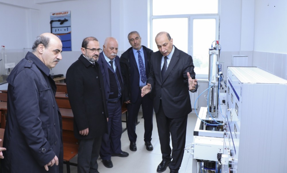 YildizEdu's tweet photo. YTÜ & AzMİU'dan akademik iş birliği!

Yıldız Teknik Üniversitesi, Azerbaycan Mimarlık ve İnşaat Üniversitesi (AzMİU) ile akademik iş birliğine imza attı.

AzMİU Rektörü Prof. Dr. Gülcehra Memmedova, Türkiye’nin önde gelen teknik üniversiteleri YTÜ, İTÜ ve GTÜ üst yönetimiyle bir araya geldi. 

YTÜ Rektörümüz Prof. Dr. Eyüp Debik, Eğitim Öğretim Rektör Yardımcımız Prof. Dr. Vatan Karakaya, Rektör Başdanışmanımız Prof. Dr. Özer Çınar’ın katıldığı görüşmelerde, lisans, yüksek lisans ve doktora düzeyinde yürütülecek ortak çalışmalar detaylı şekilde ele alındı.

İşte YTÜ ve AzMİU iş birliğinin detayları:

✨ Çift Diploma Programı 
Mimarlık ve Çevre Mühendisliği alanlarında, yüksek lisans düzeyinde çift diploma fırsatı!

🔬 Ortak Akademik Faaliyetler 
– Yüksek lisans ve doktora öğrencileri için ortak danışmanlık imkanları
– Öğretim üyeleri ve genç araştırmacılar arasında bilimsel proje iş birlikleri

🤝 Eğitim ve Bilimsel İş Birliği Protokolü 
– Akademisyen ve öğrenci değişim programları 
– Bilimsel yayın, veri ve bilgi paylaşımı
– Laboratuvar ve araştırma altyapısı iş birliği
– Ders dışı akademik faaliyetlerde ortaklık
– Ortak araştırma projeleri, konferanslar, sertifika programları

Bu kapsamlı iş birliğiyle, iki kardeş ülke Türkiye-Azerbaycan arasındaki akademik köprü daha da güçlenecek.

#TürkiyeninYıldızı #YTÜ #AzMİU

@azmiu_az