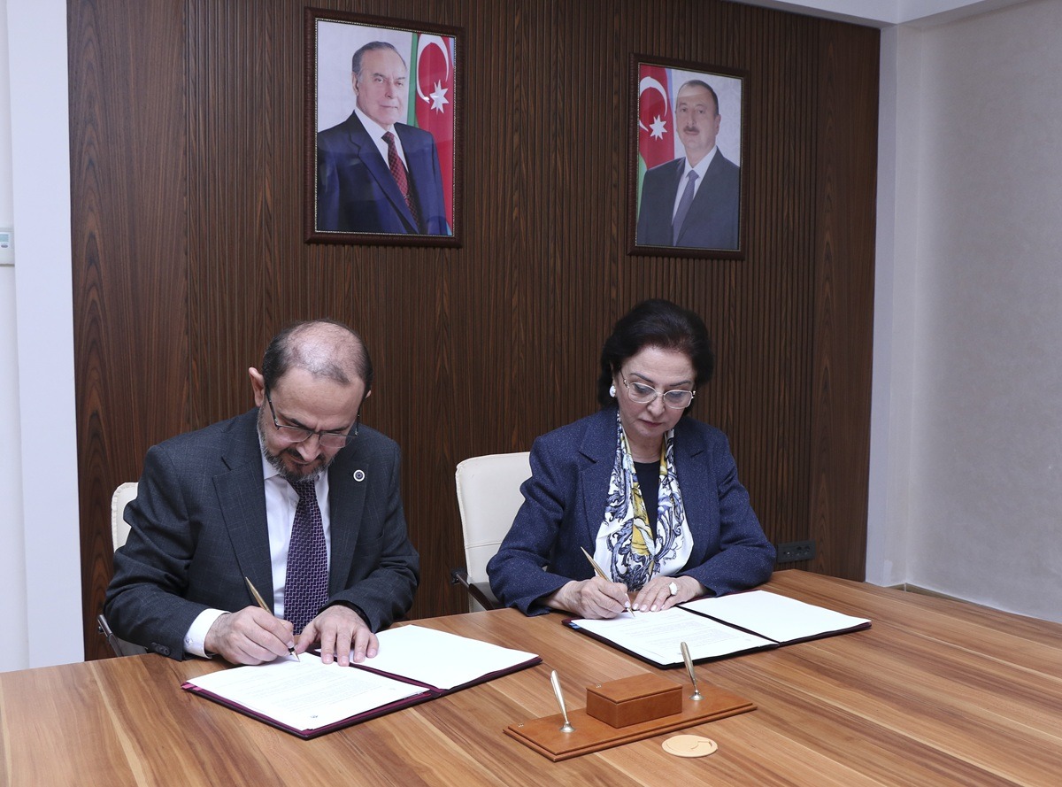 YildizEdu's tweet photo. YTÜ & AzMİU'dan akademik iş birliği!

Yıldız Teknik Üniversitesi, Azerbaycan Mimarlık ve İnşaat Üniversitesi (AzMİU) ile akademik iş birliğine imza attı.

AzMİU Rektörü Prof. Dr. Gülcehra Memmedova, Türkiye’nin önde gelen teknik üniversiteleri YTÜ, İTÜ ve GTÜ üst yönetimiyle bir araya geldi. 

YTÜ Rektörümüz Prof. Dr. Eyüp Debik, Eğitim Öğretim Rektör Yardımcımız Prof. Dr. Vatan Karakaya, Rektör Başdanışmanımız Prof. Dr. Özer Çınar’ın katıldığı görüşmelerde, lisans, yüksek lisans ve doktora düzeyinde yürütülecek ortak çalışmalar detaylı şekilde ele alındı.

İşte YTÜ ve AzMİU iş birliğinin detayları:

✨ Çift Diploma Programı 
Mimarlık ve Çevre Mühendisliği alanlarında, yüksek lisans düzeyinde çift diploma fırsatı!

🔬 Ortak Akademik Faaliyetler 
– Yüksek lisans ve doktora öğrencileri için ortak danışmanlık imkanları
– Öğretim üyeleri ve genç araştırmacılar arasında bilimsel proje iş birlikleri

🤝 Eğitim ve Bilimsel İş Birliği Protokolü 
– Akademisyen ve öğrenci değişim programları 
– Bilimsel yayın, veri ve bilgi paylaşımı
– Laboratuvar ve araştırma altyapısı iş birliği
– Ders dışı akademik faaliyetlerde ortaklık
– Ortak araştırma projeleri, konferanslar, sertifika programları

Bu kapsamlı iş birliğiyle, iki kardeş ülke Türkiye-Azerbaycan arasındaki akademik köprü daha da güçlenecek.

#TürkiyeninYıldızı #YTÜ #AzMİU

@azmiu_az