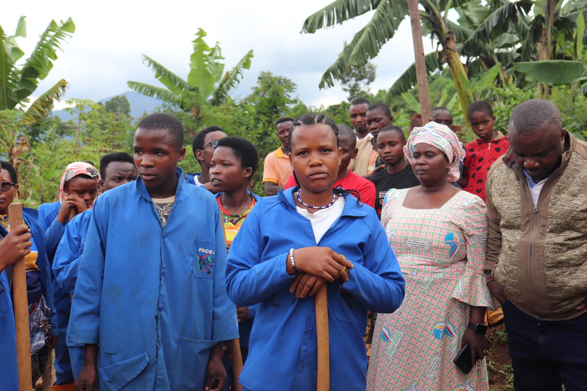 BurundiEco's tweet photo. 3/5 Grâce au #PACEJ, des jeunes formés soignent des animaux et réalisent des travaux de soudure dans leurs communautés et cela avant même la fin de leur formation ! #Burundi #Jeunesse #Emploi https://t.co/dLHVIVBYVU