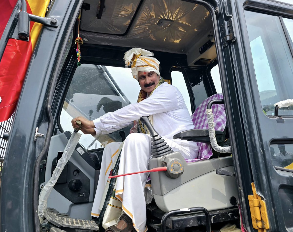 சித்திரை முழு நிலவு வன்னியர் இளைஞர் பெருவிழா மாநாட்டிற்கான பூமியை சமம் செய்யும் பணியில் தானே JCB வாகனத்தை இயக்கி பணியை தொடங்கிய தலைவர் அன்புமணி இராமதாஸ் அவர்கள்.!