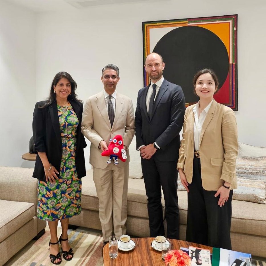 FranceinIndia's tweet photo. Excellent meeting of French Ambassador for Sport @DucroquetSamuel with India's first individual Olympic gold medalist, @Abhinav_Bindra.

Awarded the Olympic Order for his outstanding contributions to the Olympic Movement in 2024, he was also a 🇫🇷🇮🇳 Young Leader of 2024-25 cohort. https://t.co/riBCG0fiPv