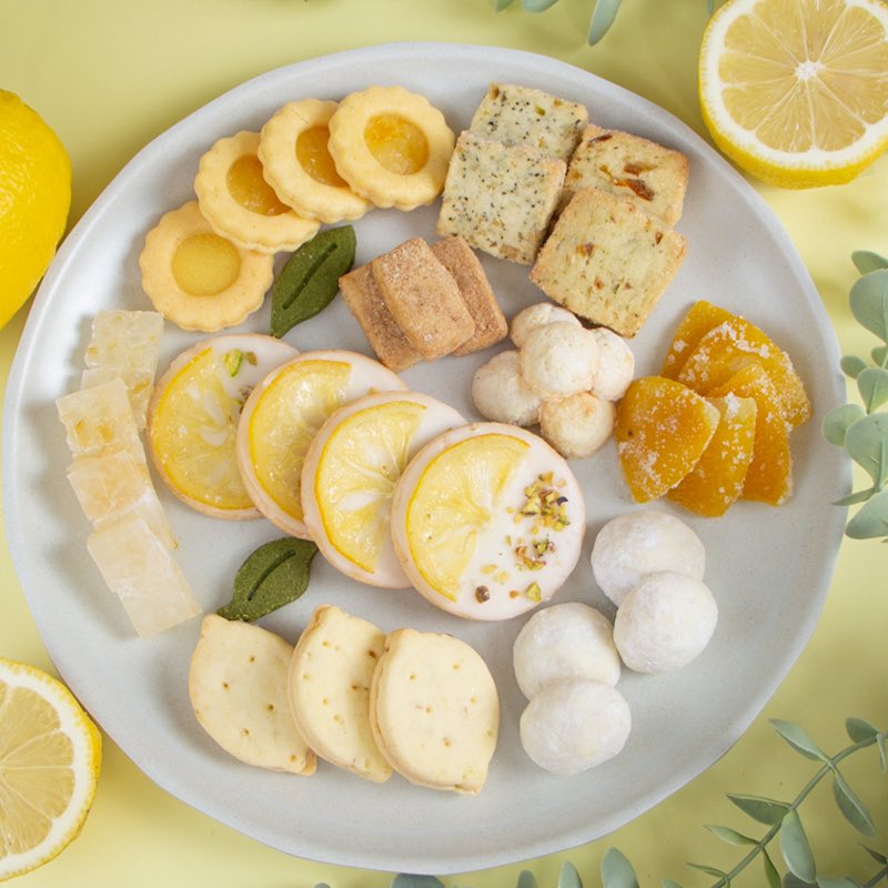 ＼レモン好き必見！／🍋🍋🍋

『レモンづくしクッキー缶』がパワーアップして帰ってきた！

10種のレモンスイーツをぎゅぎゅっと黄色の缶に詰めました✨

贈り物にもご褒美にも◎

Creema他で販売中→プロフリンクから！
#レモンづくし #クッキー缶 #手作りお菓子