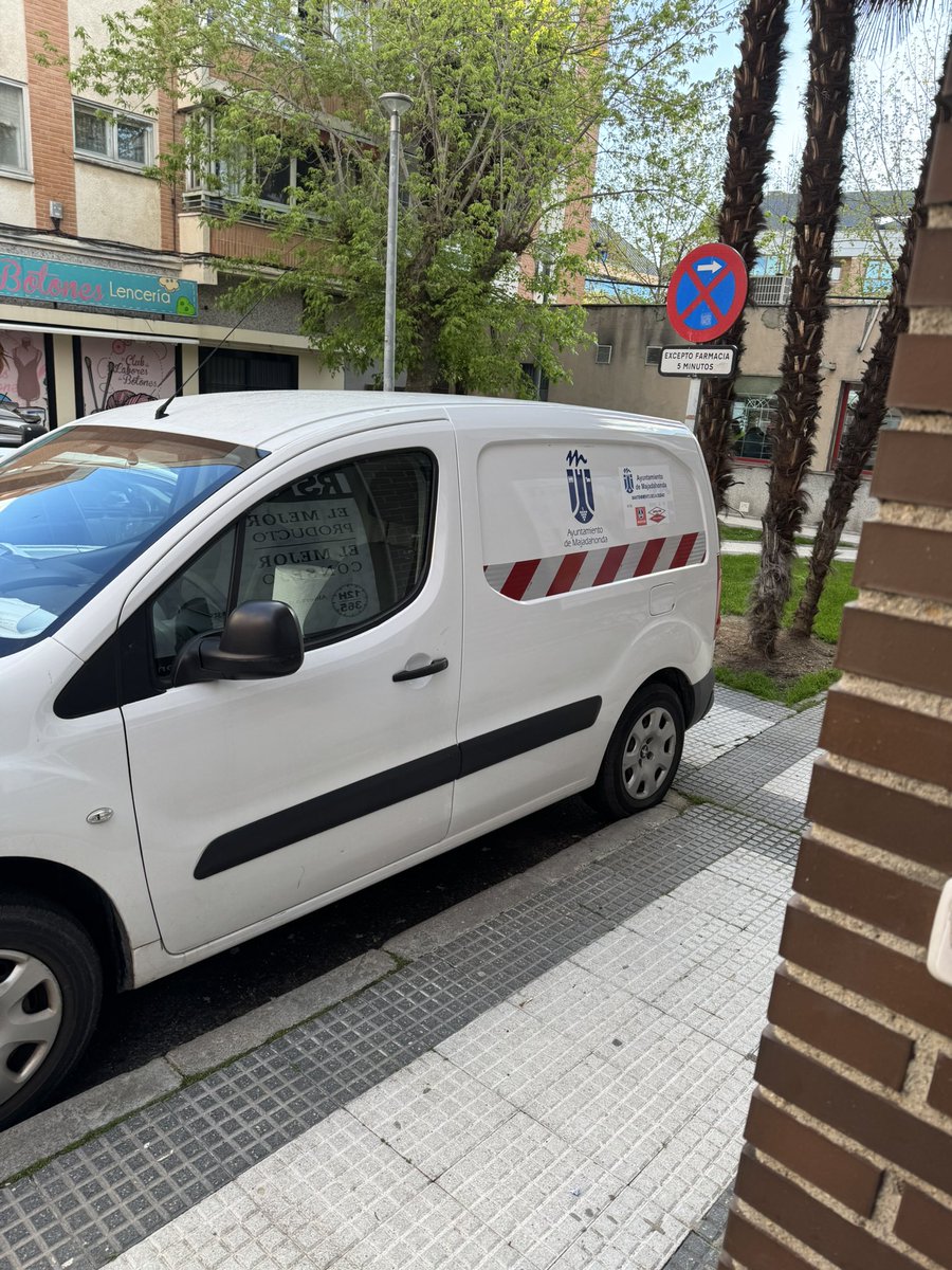 rsfarma's tweet photo. @MajadahondaAyto  Es tan inútil el sistema de reserva de plazas de parking de 5 min para farmacias que ni siquiera se mantienen ni vigilan. No se pinta el suelo ni se controla los coches que aparcan. Hasta el propio ayuntamiento desprecia el espacio reservado a los clientes https://t.co/fL7SJAsPEm