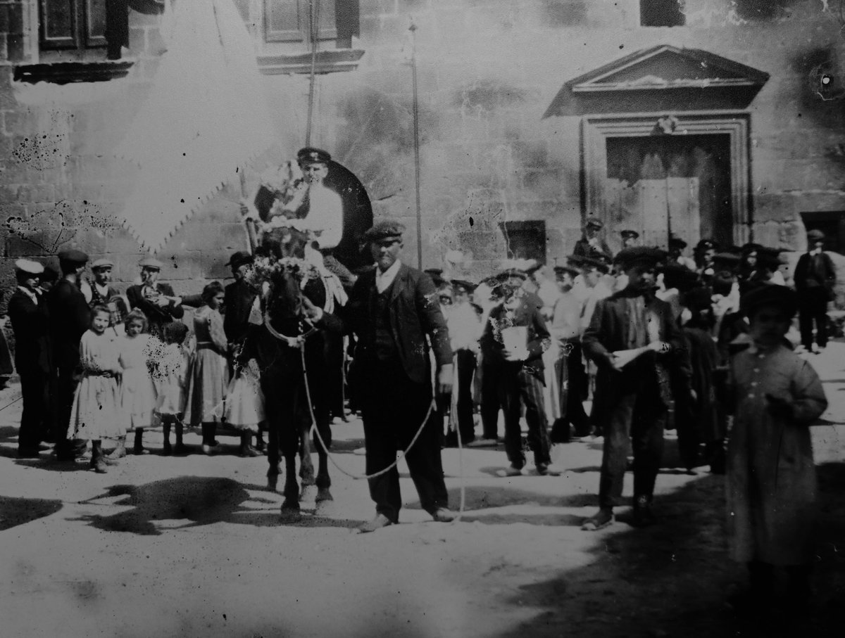Caramelles a Torà, any 1909.
Aquesta és la fotografia conservada més antiga d'una cantada de caramelles davant l'Ajuntament de Torà
Autor fotografia: Martí Esteva
#recordantora #memoriahistorica #memoriaoral #tora #arxiuapact