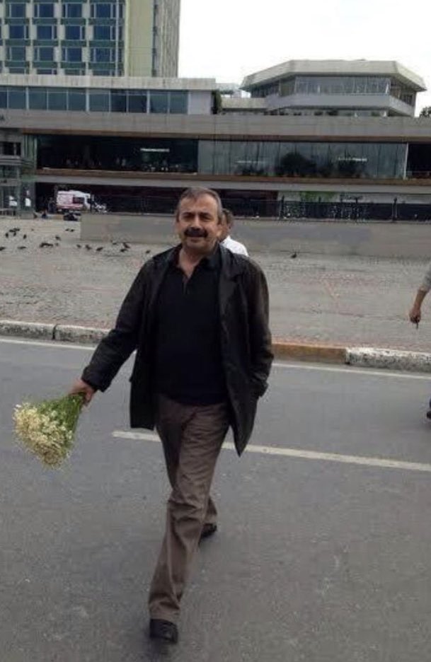 PnarSakkTekin2's tweet photo. Emek, özgürlük ve barış mücadelesinde, toplumsal hafızanın merkezinde yer edindin. Geçmişin kadar pir û pak duygularınla, barışın tesisi için bütün halkların gönlündesin. Umudumuz ve dileğimiz biran önce ayağa kalkman...🙏🙏🙏Dualarımız seninle 🙏🙏🙏
 #SırrıSüreyyaÖnder https://t.co/KVOyqxYzhY