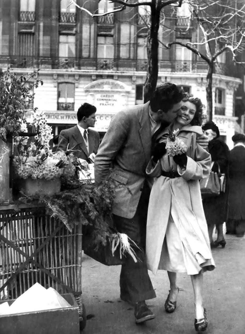 Bonjour. 😊☕️🥐

📷 Robert Doisneau. 
Le bouquet de jonquilles 
1950. Paris