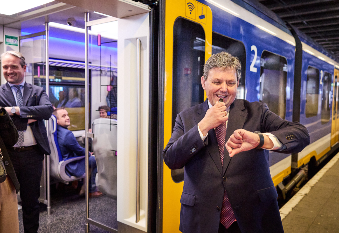 28 treinen per uur tussen Den Haag en Rotterdam. Reizigers kunnen voortaan elke paar minuten een trein nemen. De officiële opening was 14 april op Rotterdam Centraal, in het bijzijn van staatssecretaris Chris Jansen van I&amp;W (foto) en andere partijen. Meer👉bit.ly/44riAsF