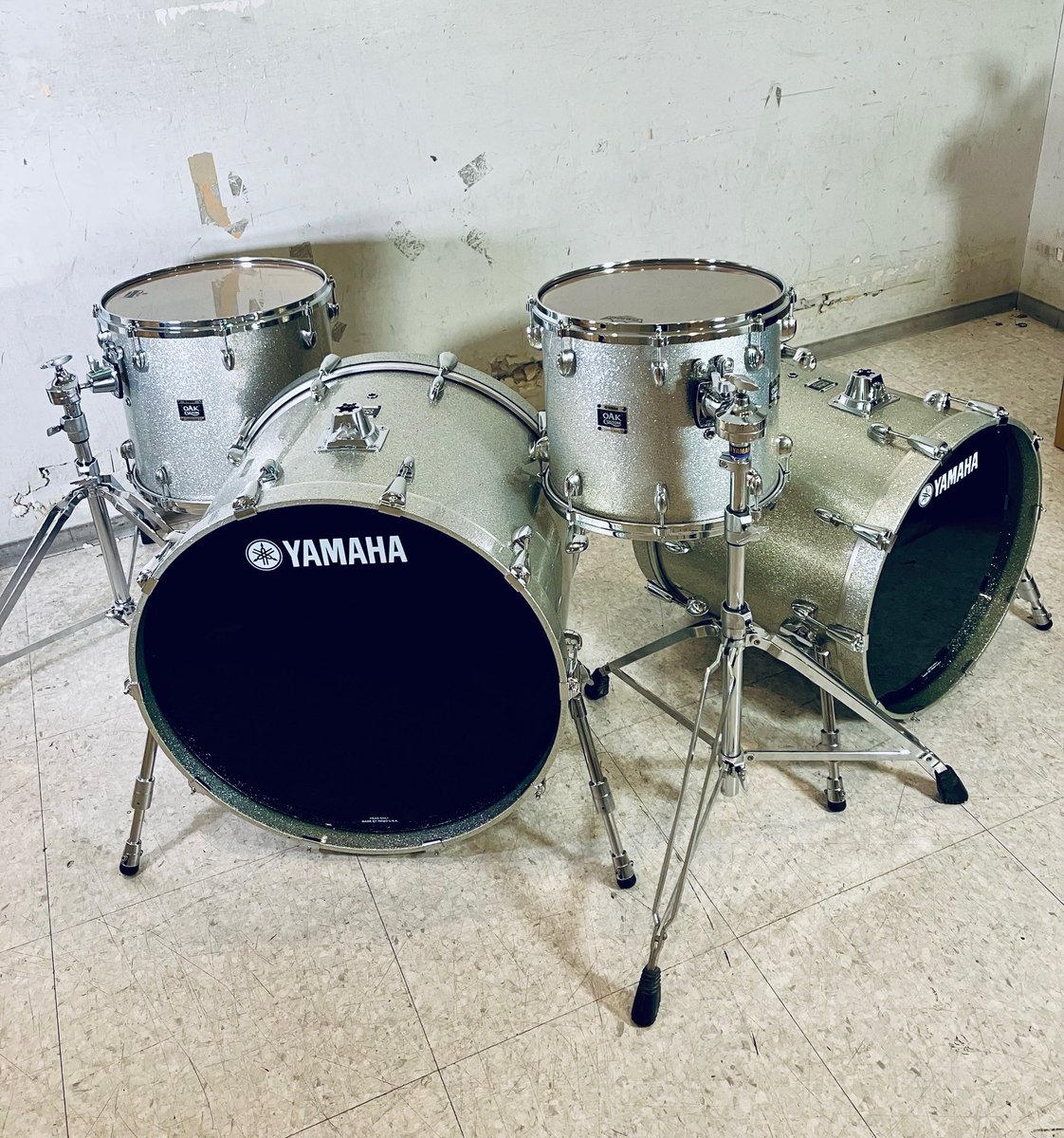 ishibashisbyw's tweet image. 【見た目にもROCKな】ヤマハ オークカスタムの超変則2バスキットが入荷！24と20の非対称な2バスに14＆16インチのタムのみという超個性派な構成。シルバースパークルも相まって非常にカッコいいです！ #YAMAHA
#ドラムセット