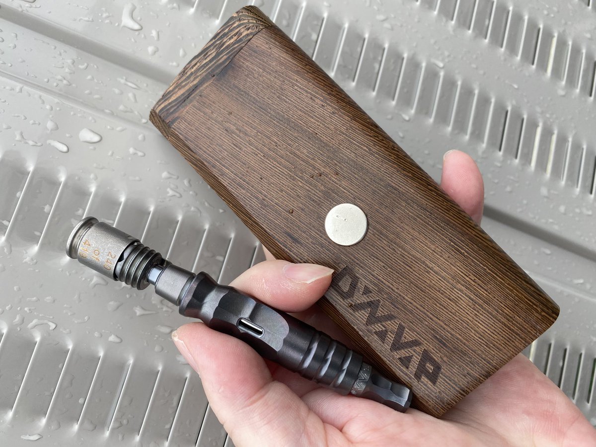 CTHRAG_YASKA's tweet photo. @Enjoy_Outing これに座って、#八重洲無線 の #VR160 からラジオを聴く。
右手は、#VapeMania #CBN を、ヴェポライザーの #dynavap #HyperDyn で燻らせ、空をぼーっと見る。
飛行機の接近通信をVR160が拾ったら、望遠レンズの刺さった #Lumix #GX7 で撮影。
ビールがあると、なお良い。
そんな休日を過ごしたい。 https://t.co/UW7k7cH2to