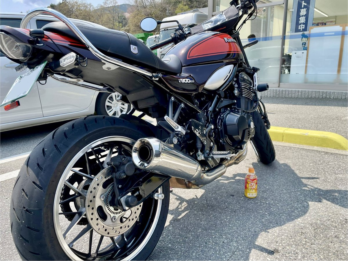 xion3796's tweet photo. 先日Z900RSが納車されました！
2年ぶりのバイク+初めての大型だったのでドキドキでしたけど何とかこかさずにすみました🤤
パワーモリモリすぎて4000回転以上回せなかったw

#Z900RS https://t.co/thlGpg46z0