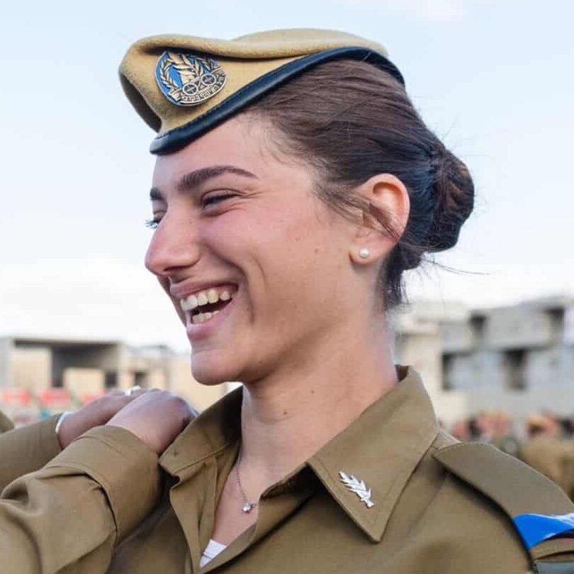 ביממה האחרונה יש המנסים להוזיל את התואר ״גיבור ישראל״. אני לוקח על עצמי את המשימה להזכיר לעם ישראל בתקופה הקרובה מי הם גיבורי ישראל האמיתיים. 

סרן שיר אילת, המפקדת של חמ"ל התצפיתניות בבסיס נחל עוז.
בבוקר השבעה באוקטובר היא ניהלה את החמ"ל ביד רמה, בקור רוח ובתושייה יוצאות דופן.