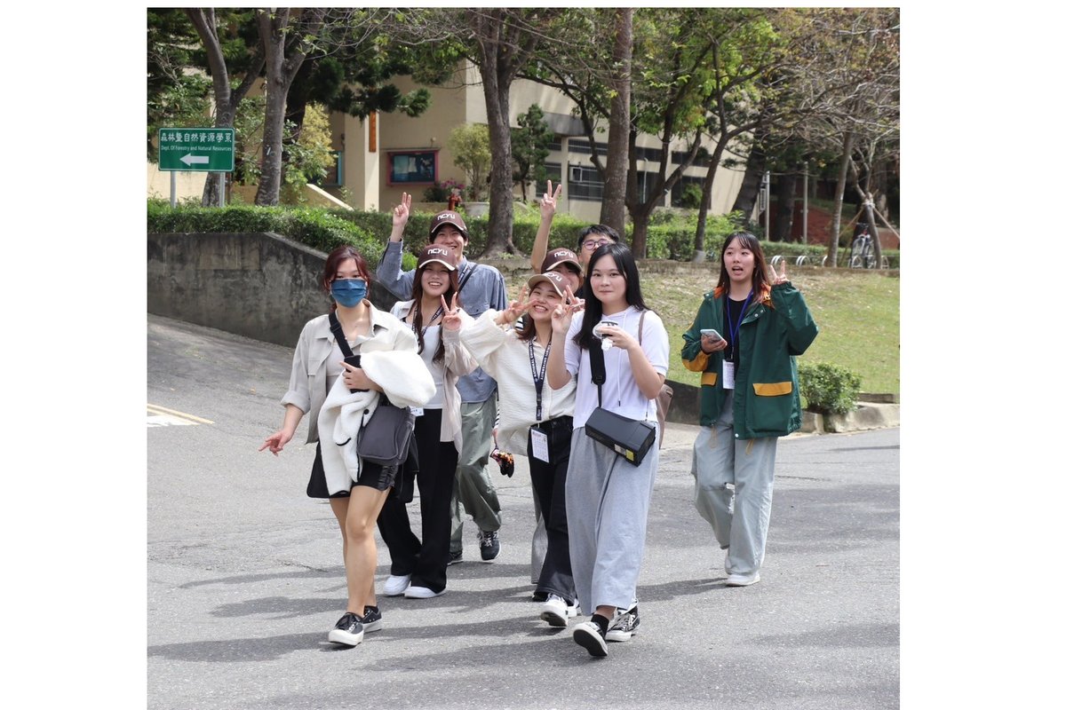nu_sghss's tweet photo. 台湾・国立嘉義大学で2025年3月3～14日に開催された春季プログラムに多文化社会学部の１～２年生の３人が参加してきました！
初級中国語や台湾の歴史・文化の多様性を学んだほか、地球規模で取り組むべき課題について地元の人たちや嘉義大学の学生と一緒に考えました。 https://t.co/kx0bSHvkH4
