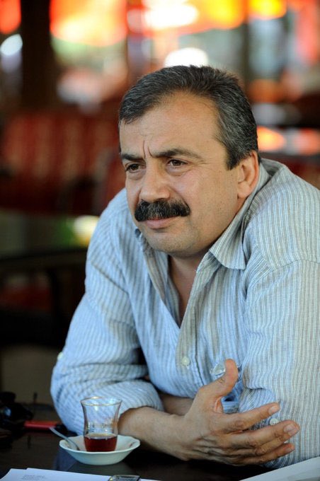 Allah acil şifalar versin 
Barış sözün var unutma.