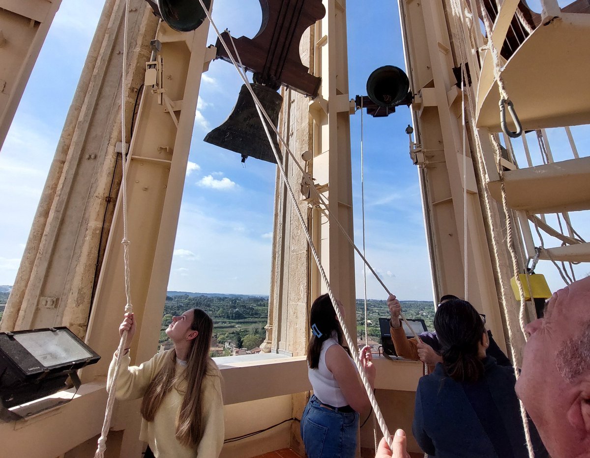 El diumenge vam tocar durant la benedicció i la missa de Rams 🌿 Vam fer els tocs d'ofici, a la consagració i a la sortida.

🙋🏻‍♂️ Dijous sonaran les campanes per última vegada abans d'emmudir fins al dissabte a la Vetlla Pasqual 🔔

Bona Setmana Santa i Pasqua a tothom! 🥰