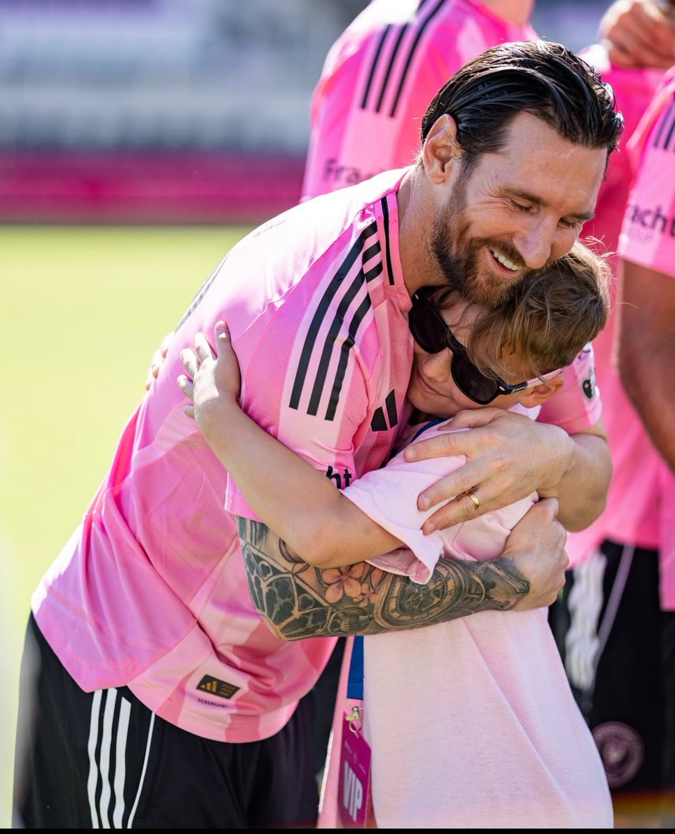 Miami_update's tweet photo. Inter Miami hosted kids from #Makeawish 🖤👚 https://t.co/uyDxZupzvK