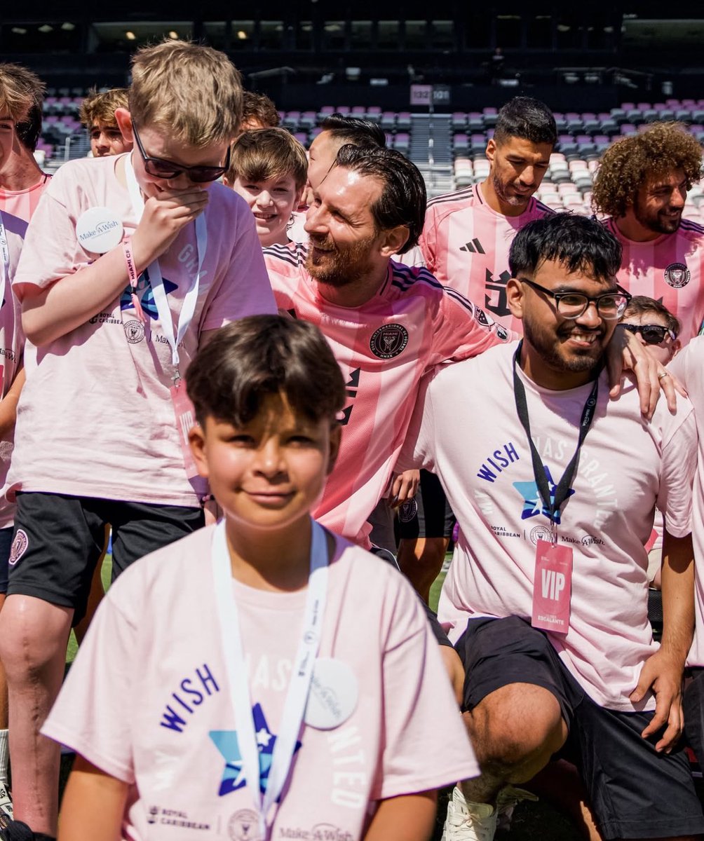 Miami_update's tweet photo. Inter Miami hosted kids from #Makeawish 🖤👚 https://t.co/uyDxZupzvK