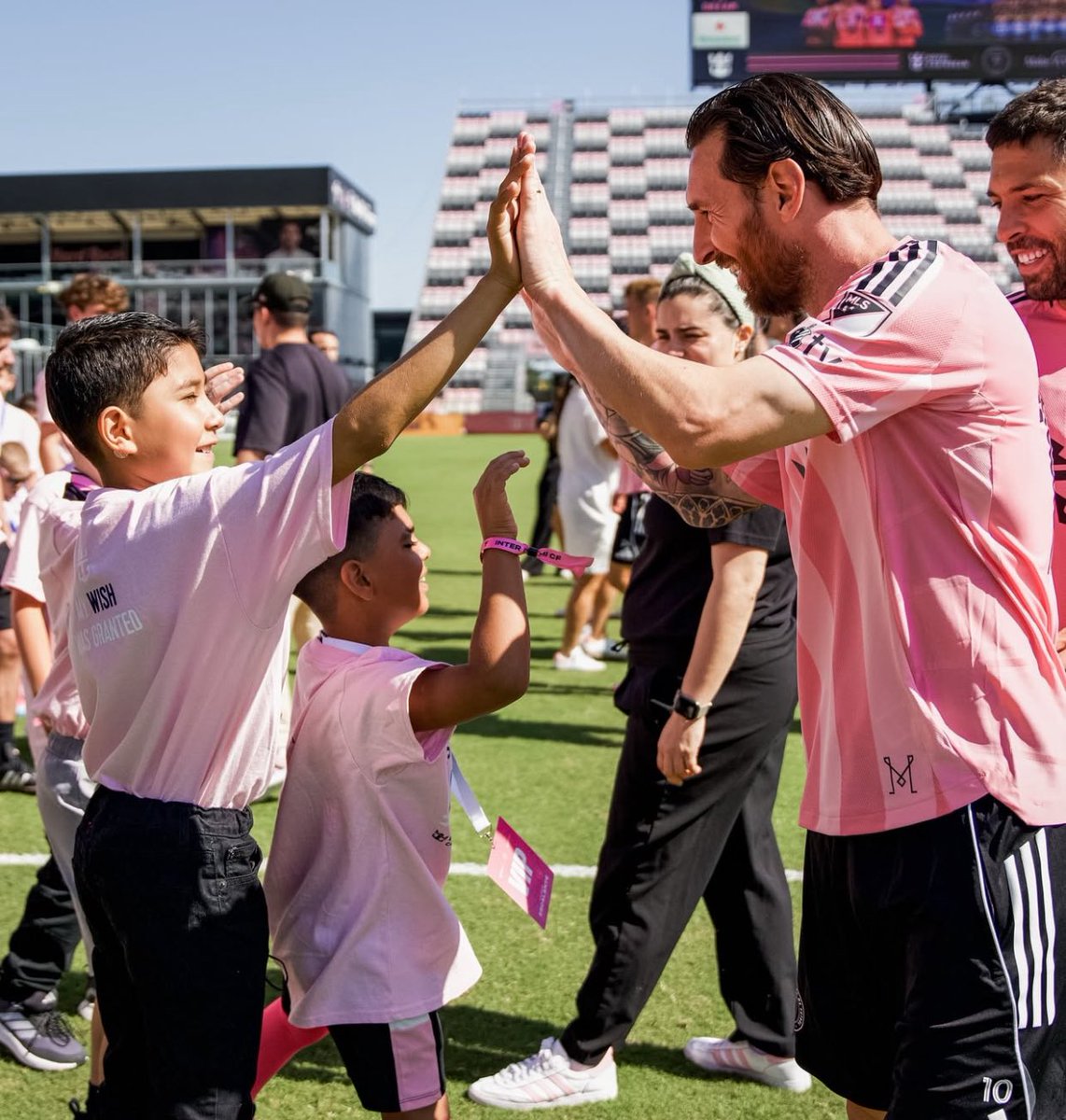 Miami_update's tweet photo. Inter Miami hosted kids from #Makeawish 🖤👚 https://t.co/uyDxZupzvK