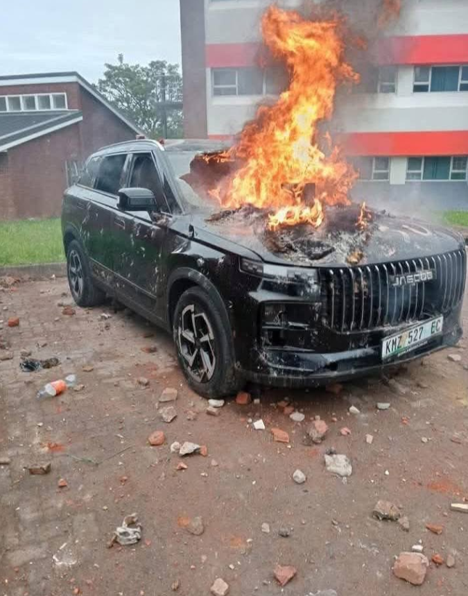AffairAfrica's tweet photo. Tragedy at Walter Sisulu University: A residence manager allegedly shot 4 students—1 has died. 

Students have taken to the streets in uMthatha, demanding justice.

#StinaMzansi Warriors #WooliesEaster #WSU #Right2Protest Dortmund https://t.co/pMifd3IsGw