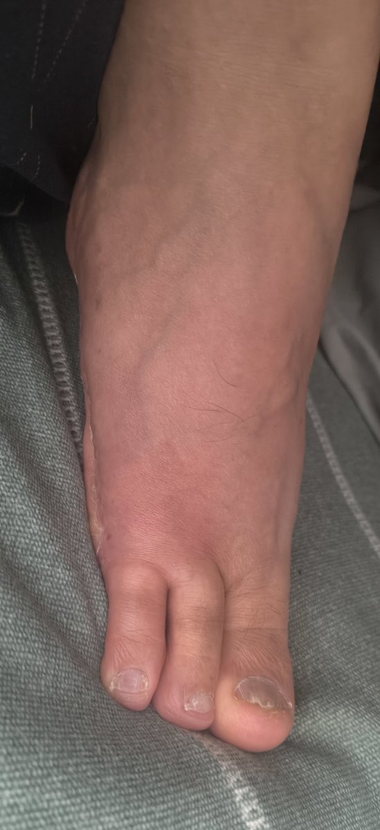 Man with small feet (@smallwith21693) on Twitter photo 