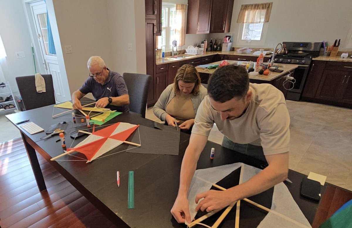 thirdstoryorg's tweet photo. Our team had the unique privilege of spending an afternoon immersed in Bermuda’s Easter tradition—crafting vibrant kites - thank you @Diallo_Rabain for this meaningful learning experience🪁 Next stop…fish cakes and hot cross buns on Good Friday! #easter #bermuda #thirdstory https://t.co/hbtLhFD5cy