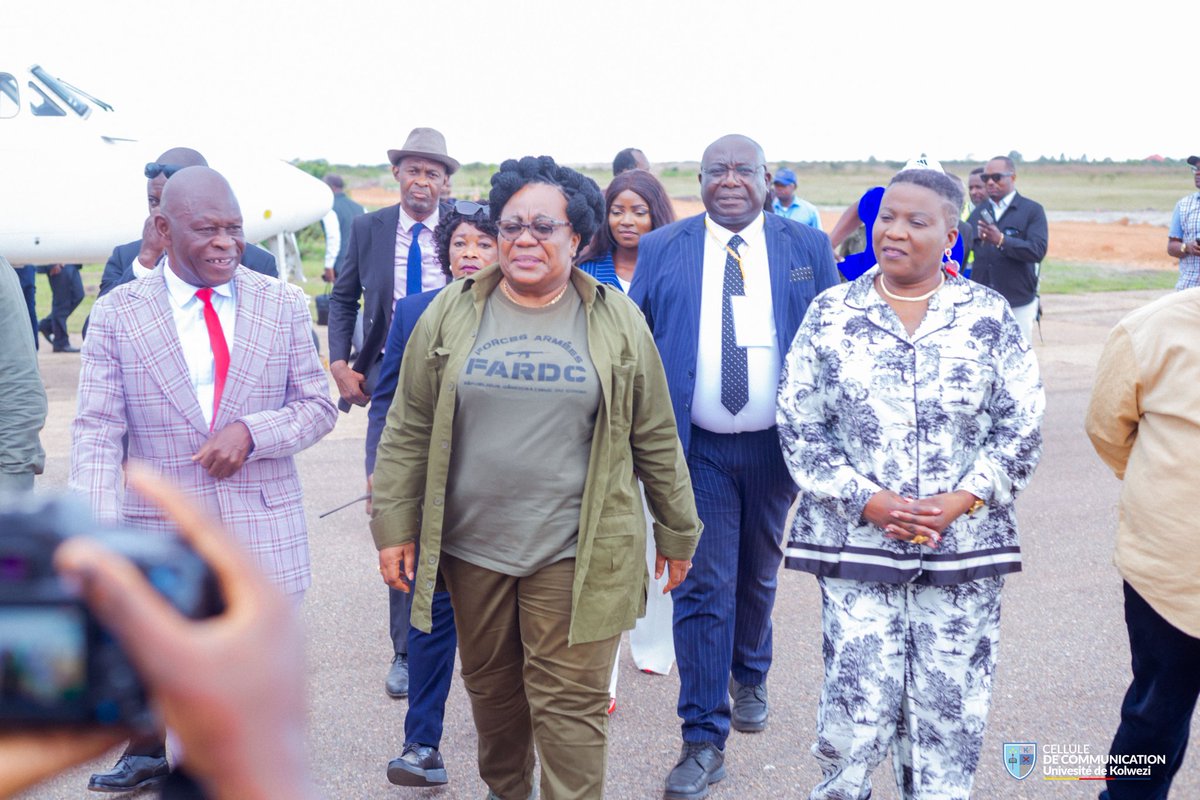 Revivez en images l'arrivée de SE Mme la Ministre de l’Enseignement Supérieur et Universitaire, Pr Dr Sombo Safi dans la province du Lualaba.
Le Recteur de l'UNIKOL et Président de la Conférence des Chefs d'Etablissements ESU-Lualaba a été présent à l'aéroport pour l'accueillir.