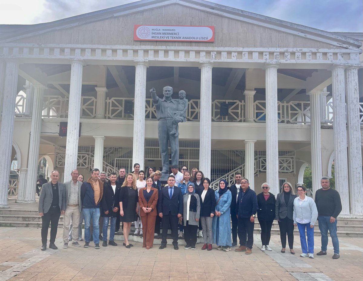 Muğla Veli Buluşmaları kapsamında Marmaris Kaymakamı Sayın Nurullah KAYA okulumuzu ziyaret ederek velilerimizle  buluşmuştur. Başta  Kaymakamımız Sayın Nurullah KAYA'ya İlçe Milli Eğitim Müdürümüz Sayın Serap AKSEL' okulum ve velilerim adına teşekkür ediyorum.