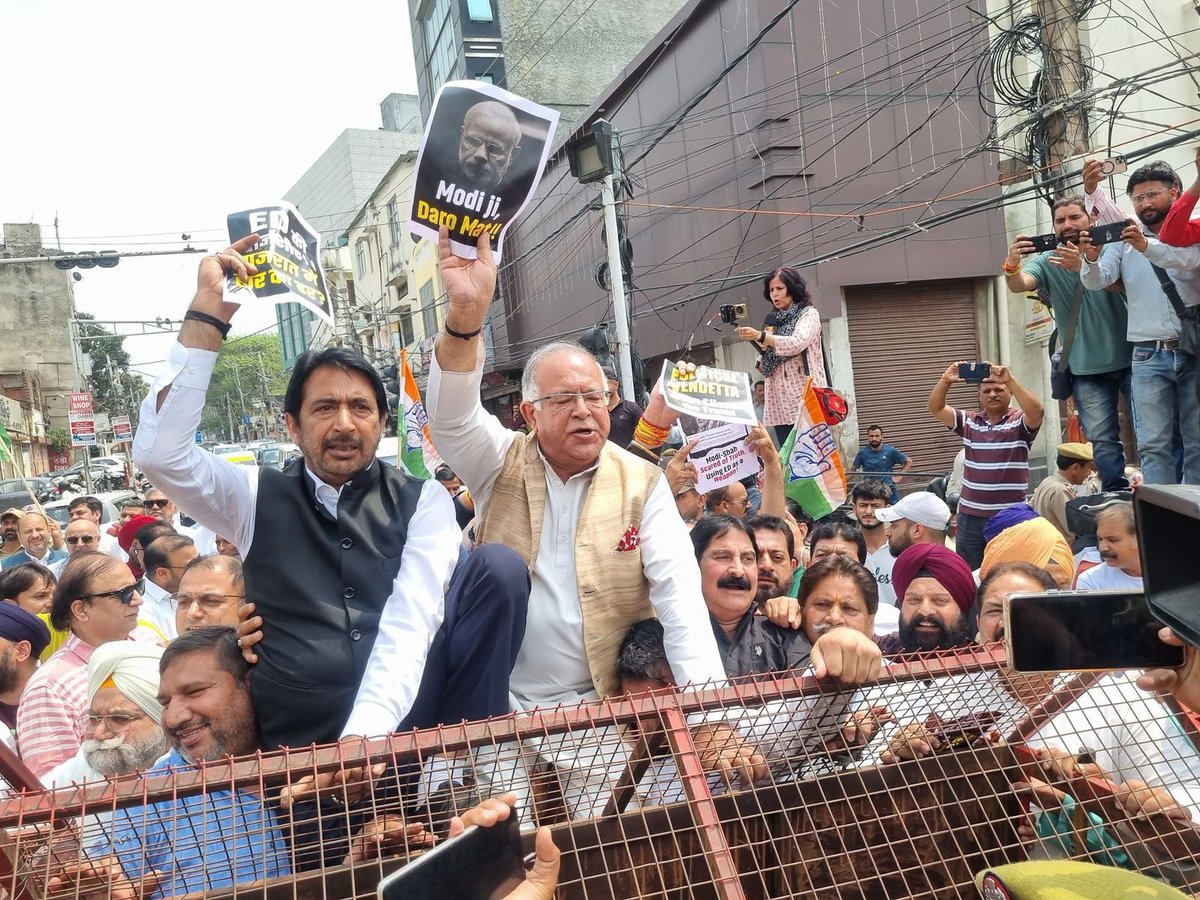 kcvenugopalmp's tweet photo. जब जब मोदी डरता है
ED को आगे करता है!

All over the country, the Congress cadre has staged massive protests against the Modi-Shah regime’s vendetta politics by attempting to intimidate Smt. Sonia Gandhi ji and Sh. @RahulGandhi ji through the frivolous National Herald case. It is nothing but the BJP’s fear of a rising, revived Congress under Kharge ji and Rahul ji’s leadership that is driving such actions.

We stand behind our leaders and will oppose all attempts at intimidation in double measure in the days ahead.