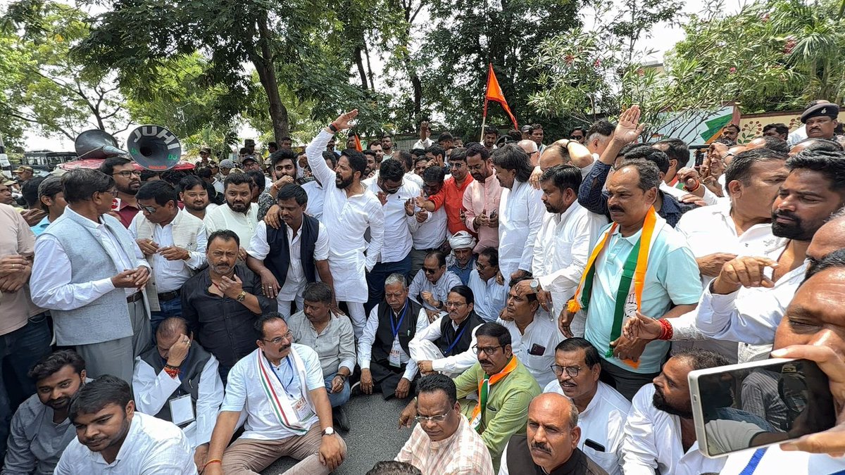 kcvenugopalmp's tweet photo. जब जब मोदी डरता है
ED को आगे करता है!

All over the country, the Congress cadre has staged massive protests against the Modi-Shah regime’s vendetta politics by attempting to intimidate Smt. Sonia Gandhi ji and Sh. @RahulGandhi ji through the frivolous National Herald case. It is nothing but the BJP’s fear of a rising, revived Congress under Kharge ji and Rahul ji’s leadership that is driving such actions.

We stand behind our leaders and will oppose all attempts at intimidation in double measure in the days ahead.