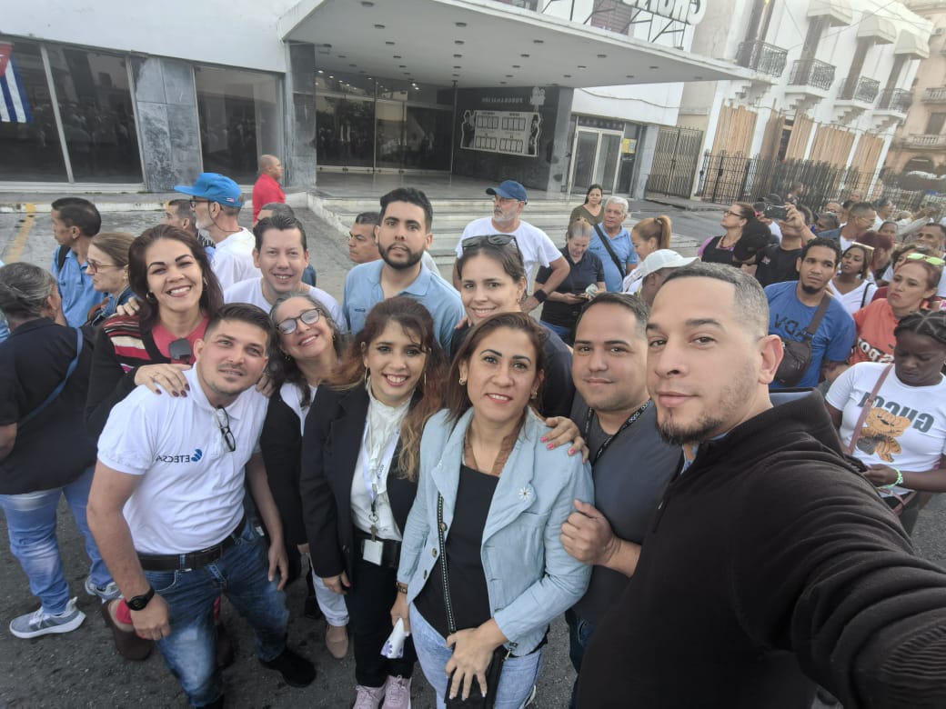 ruamny_c's tweet photo. Presente la los trabajadores de @ETECSA_Cuba pertenecientes a la #VPCM en el acto de reafirmación del carácter socialista de la revolución, en la histórica esquina de 23 y 12
#UnidosXCuba
#EtecsaConCuba
#PorCubaJuntosCreamos
#GirónVictorioso
#64AñosDeGirón https://t.co/DrOYxzbb5R