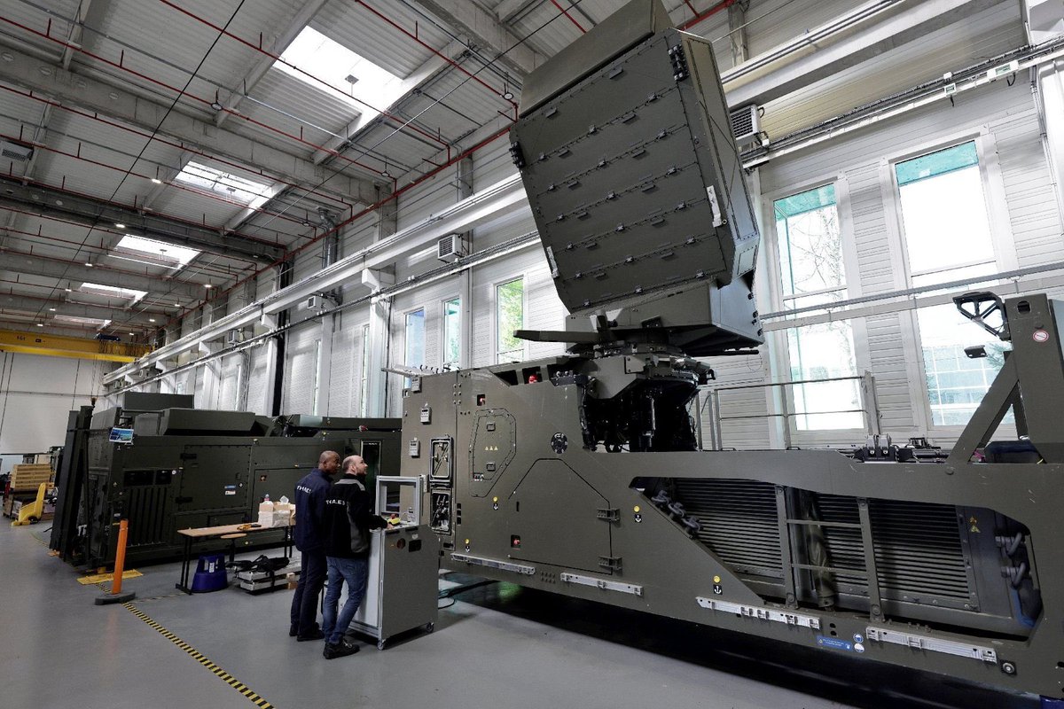 L_ThinkTank's tweet image. [ 🇫🇷 FRANCE ]

🔸 Le radar Ground Fire de Thales, qui peut suivre 1 000 cibles simultanément à 550 km, traite 4 To/s, donné par seconde, et détecte tout, des drones aux missiles balistiques. Depuis la guerre en Ukraine, il symbolise le bond technologique de la défense française.