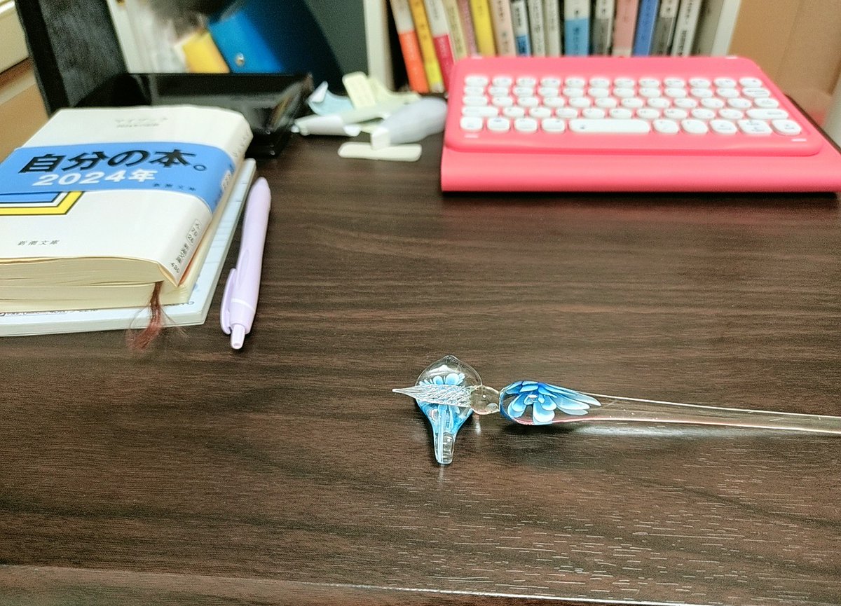 WebwriterC's tweet image. ガラスペンを使う時は、キレイな気持ちで書きたいと毎回思います。インクの色で雰囲気が変わるので、その時々を楽しめます😮🐦
#ガラスペン　#インク　#文字　#日記　#楽しい　#Webライター　#ウェブライタードットコム　#竹内陽子　#函館