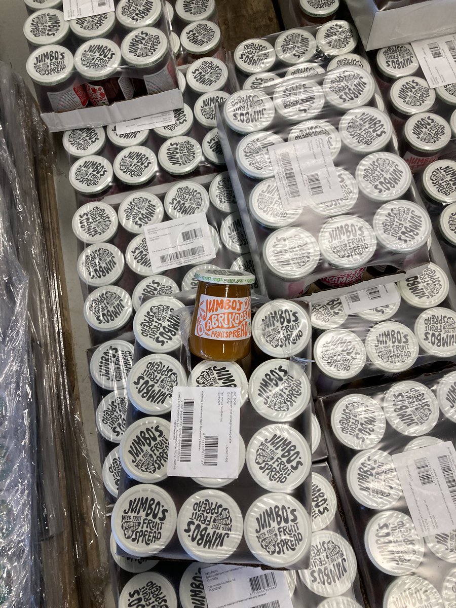 Met de Pasen een croissantje met jam,Roetgerink Mode uit Enter heeft zorg voor alle klanten en trakteert op lekkere Jam Met de Pasen