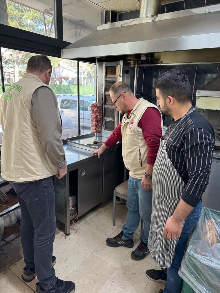 "Dönerciler Alarmda! Konya'da Denetimler Sıkılaşıyor" 

Kocaeli Körfez’de meydana gelen ve bayramda 600'den fazla kişinin zehirlenmesine neden olan olayın ardından, Türkiye genelinde olduğu gibi Konya'daki dönerciler de sıkı denetim altına alındı. Bu gelişme dönercileri tedirg...