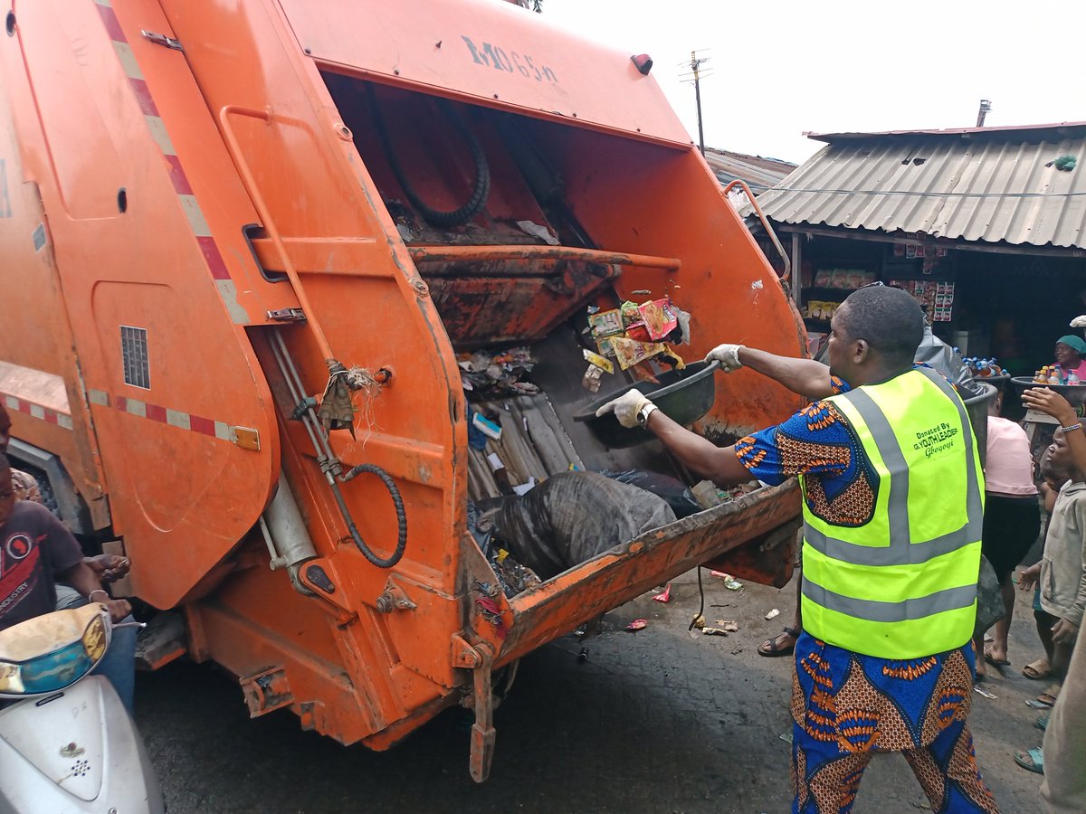 GreenFutureASD's tweet photo. Join us in Phase 2 of #WASHForUrbanSlum! After successfully mediating conflicts &amp; establishing partnerships with @Lawma_gov, we're expanding to train 300 more on WASH best practices, provide clean water &amp; toilets
 Partner with us 
Email: greenfuturealliancesd@gmail.com https://t.co/agbSEfzFw0