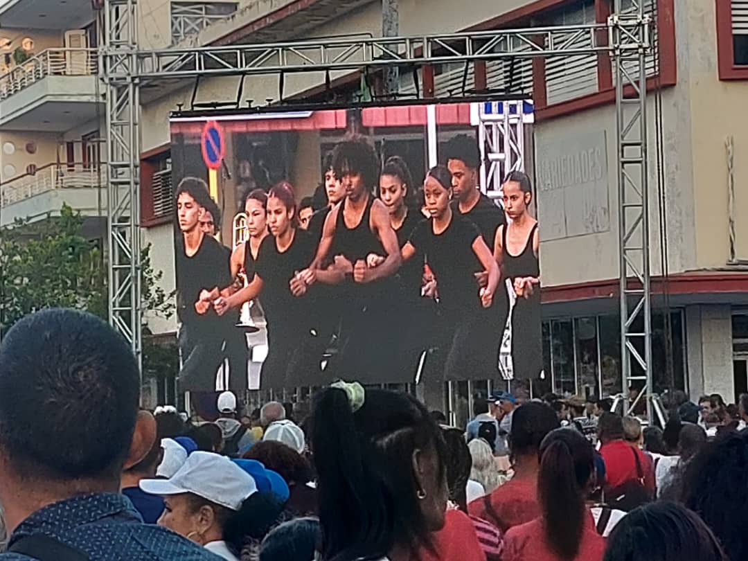 Vuelve abril con sus nuevos Girónes, con sus nuevas auroras, las de siempre, las de pueblo, las de tod@s. Con #ONDiDiseño,#VivaCuba