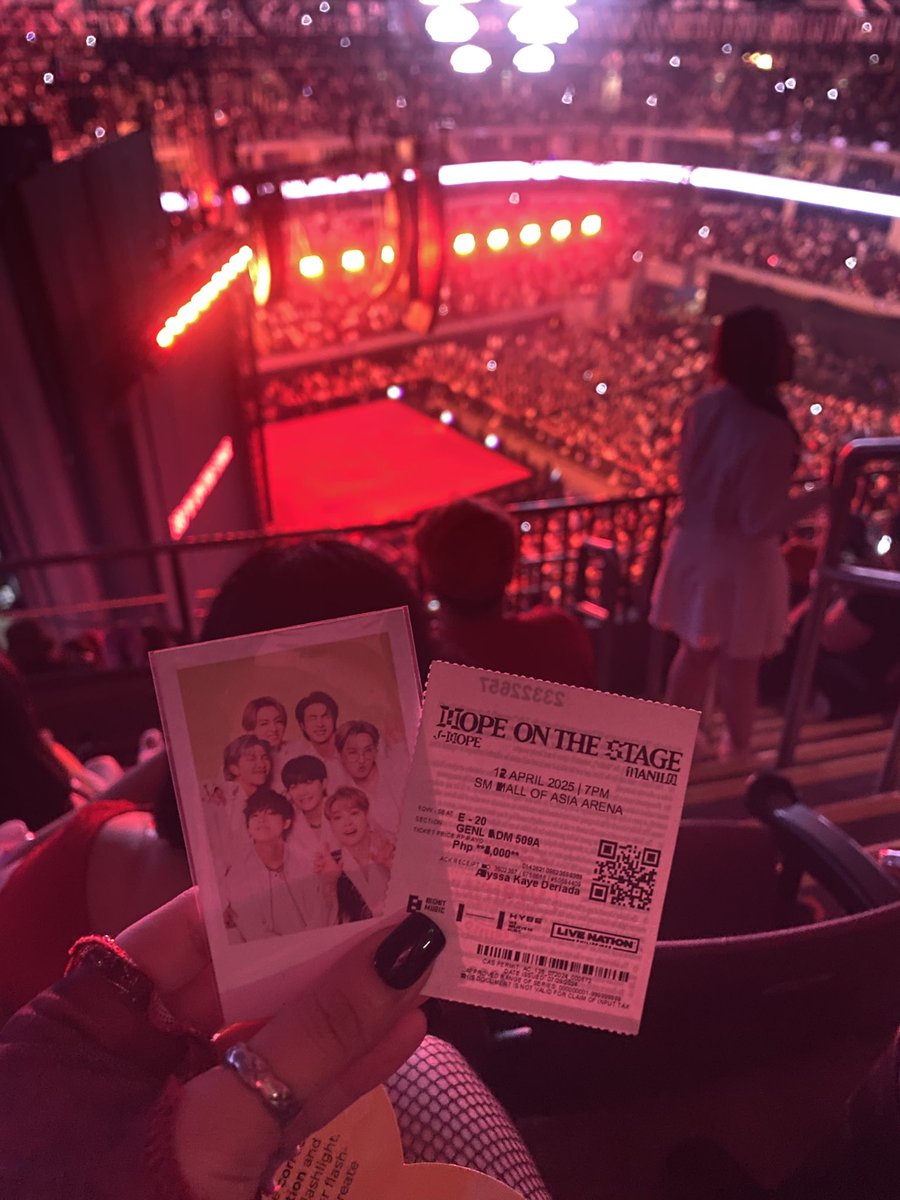 ruelsimp4eisa's tweet photo. — early plot twist this year 🥹

i still cannot believe that i saw you perform live, my hobibabe :’)

thank you, lord. you let me experience this moment that i will cherish forever! ❤️‍🩹 vip ot7 cutie next time 🤞🏻✨

#HOPE_ON_THE_STAGE_TOUR_MANILA
#HOPE_ON_THE_STAGE_TOUR https://t.co/0r6lHuSFcd