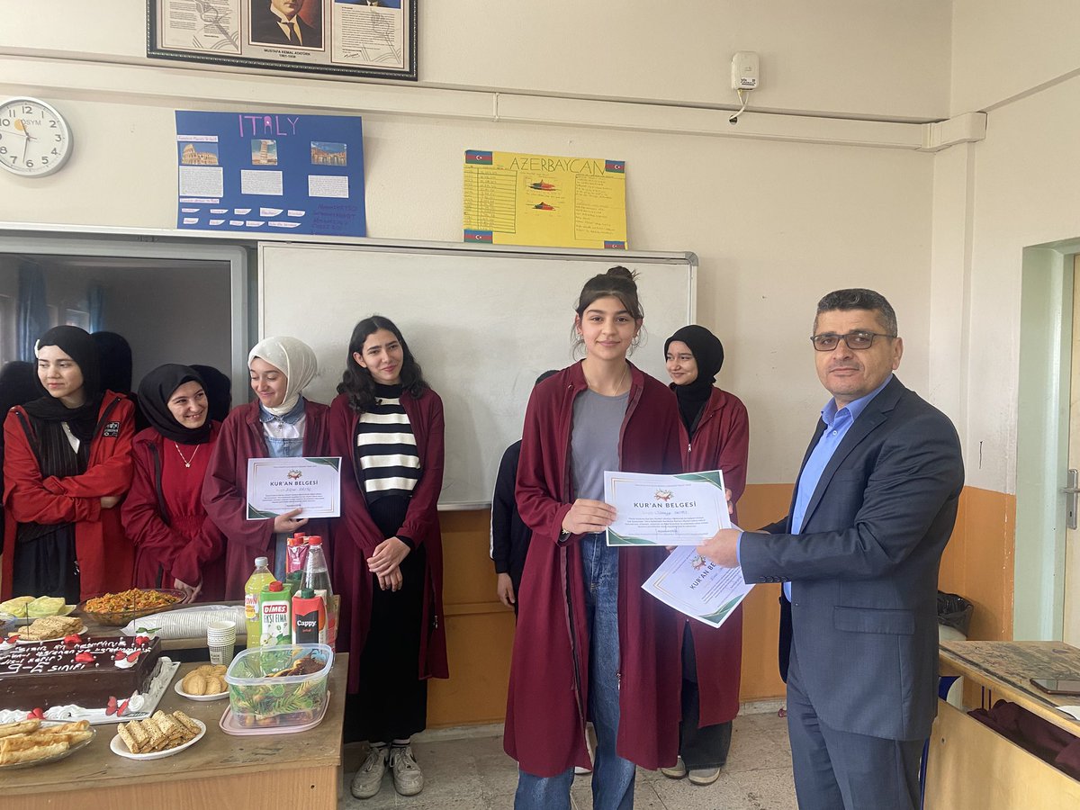 "Sizin en hayırlınız Kur'an-ı Kerim'i öğrenen ve öğreteninizdir" hadisi şerifine nail olabilmek adına 9.Sınıflarda Kur'an-ı Kerim'e geçme ve güzel okuyabilmeleri üzerine Belgeler verildi. İHL Meslek Dersleri Zümresine teşekkür ederiz...