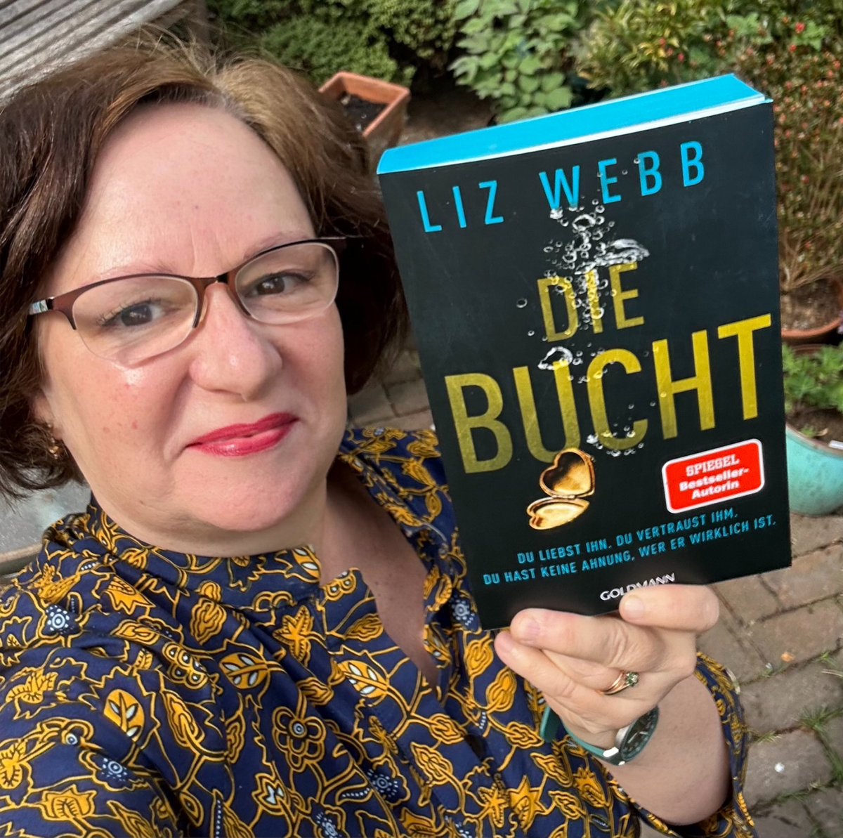 Blue edges! How cool is that! OUT TODAY IN GERMANY. My 2nd novel, Die BUCHT (The Bay) in Germany THE SAVED in the UK. #books #booklover #sprayededges #bookstagramsg #germany #booksbooksbooks #writersofinstagram
