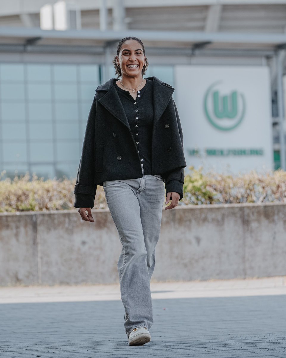 VfLWolfsburg_PT's tweet photo. Temos o prazer de anunciar a contratação da ponta-esquerda Cora #Zicai, de 20 anos. Vinda do SC Freiburg, ela assinou contrato com o clube até 30 de junho de 2028. 🐺✍️
Seja muito bem-vinda, Cora! 💚🤍
🟢⚪️ #VfLWolfsburgFrauen https://t.co/nfhgeW4FK8