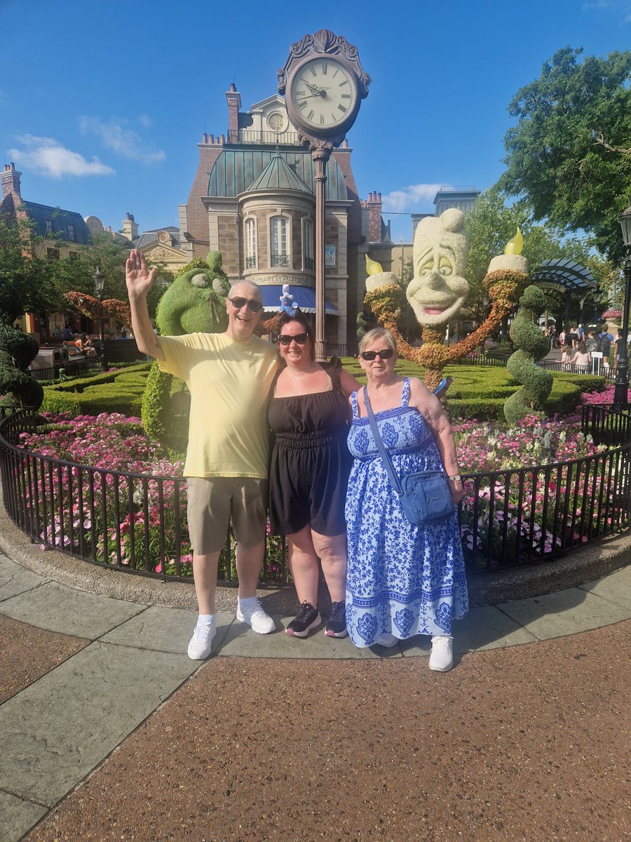 What a day, went to Epcot and had a great time. Ratatouille and Guardians rides brilliant, beautiful world gardens and unbelievable weather. 🌞🏊‍♂️🥰