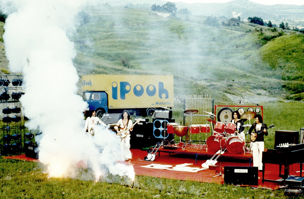 Questo progetto è un viaggio visivo e sonoro nel nostro tempo migliore!
Il cofanetto contiene 3 cartoline, oggi ve ne sveliamo una! Vi piace?
Trovate la pagina per il preordine al link bio.to/Pooh_UPDNTM