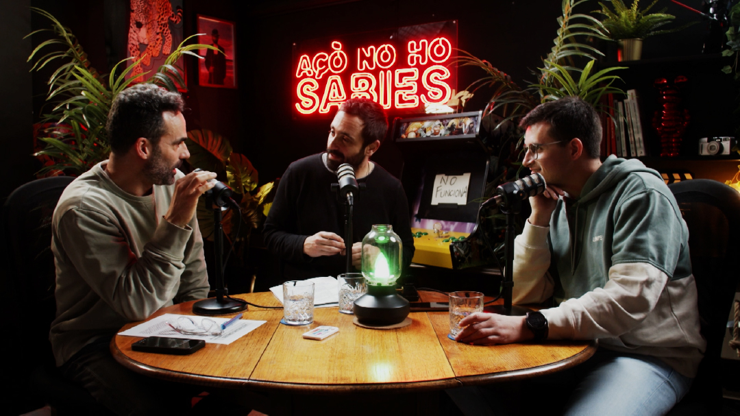 apunt_radio_'s tweet photo. 🎙️ Millors moments amb @Javiermiroo en @aconohosabies 👇
📸 Javi Miró pensant: encara sort que he vingut a este #pòdcast
📸 @diegovarea esternudant i @Korah_FF rient-se d'ell
📸 Conversa en #ANHS
🎧 https://t.co/o7bwcGcO7A
#ÀPuntPòdcast @apunt_media @apuntoratge #Oratge https://t.co/WcpedWrOCg